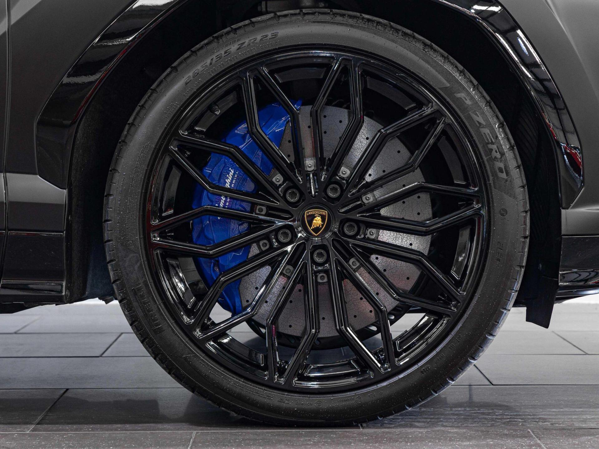 An exterior shot of the wheel on a 2025 Lamborghini Urus