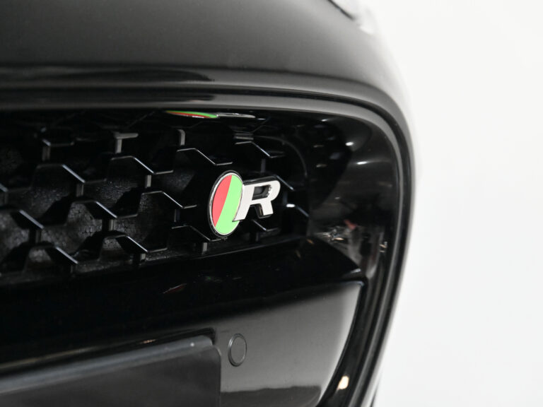 2015 (15) Jaguar F-TYPE R 5.0 V8 S/C Coupe AWD Auto - Image 18